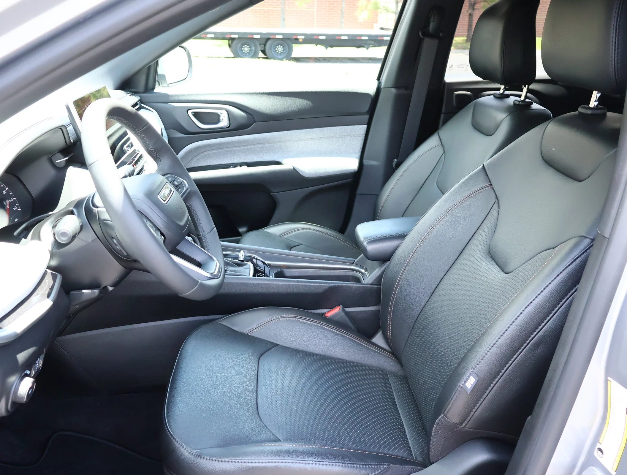 Used 2023 Billet Silver M Jeep Latitude Lux image 11