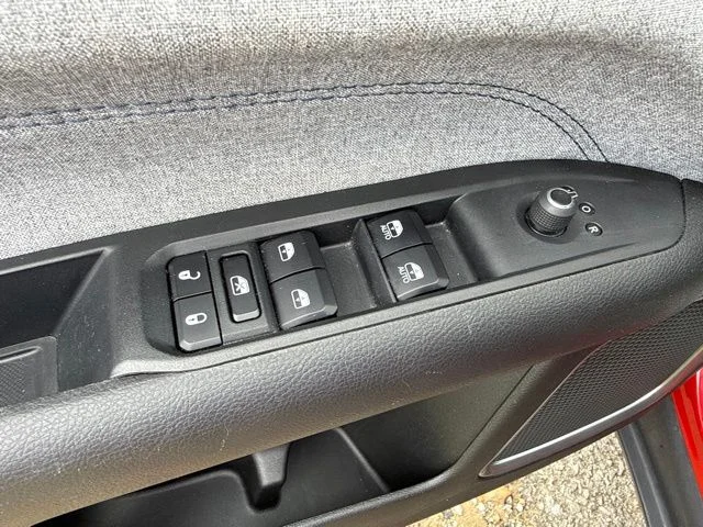 Used 2024  Jeep Latitude image 27