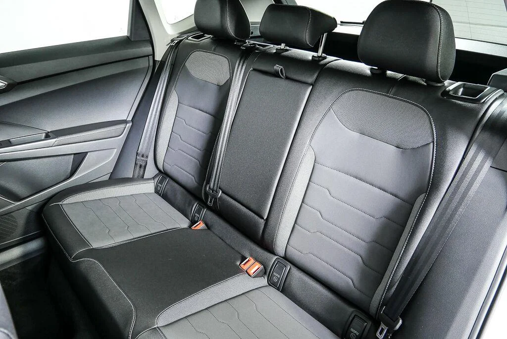 New 2026 Pure White w/Deep Black Roof Volkswagen SE Black image 19