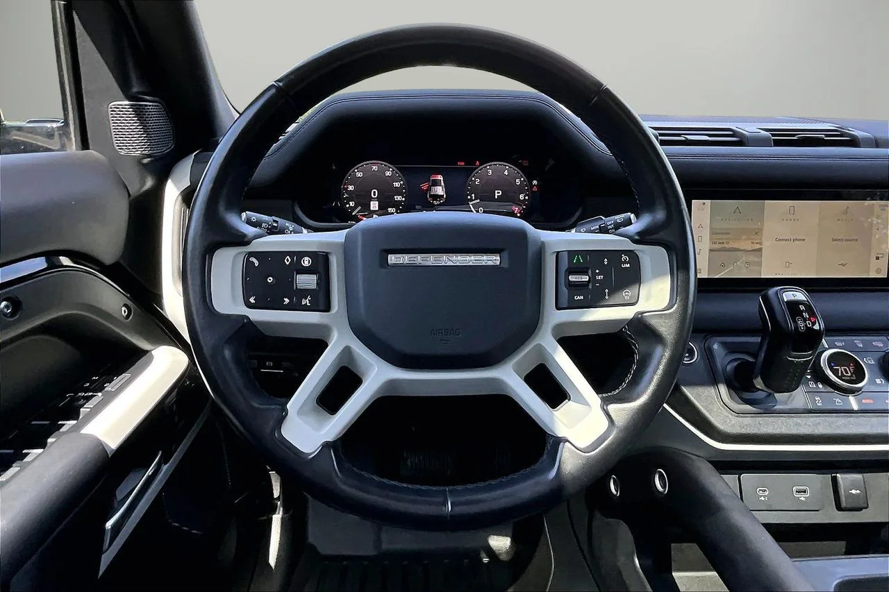 Used 2024  Land Rover S image 11