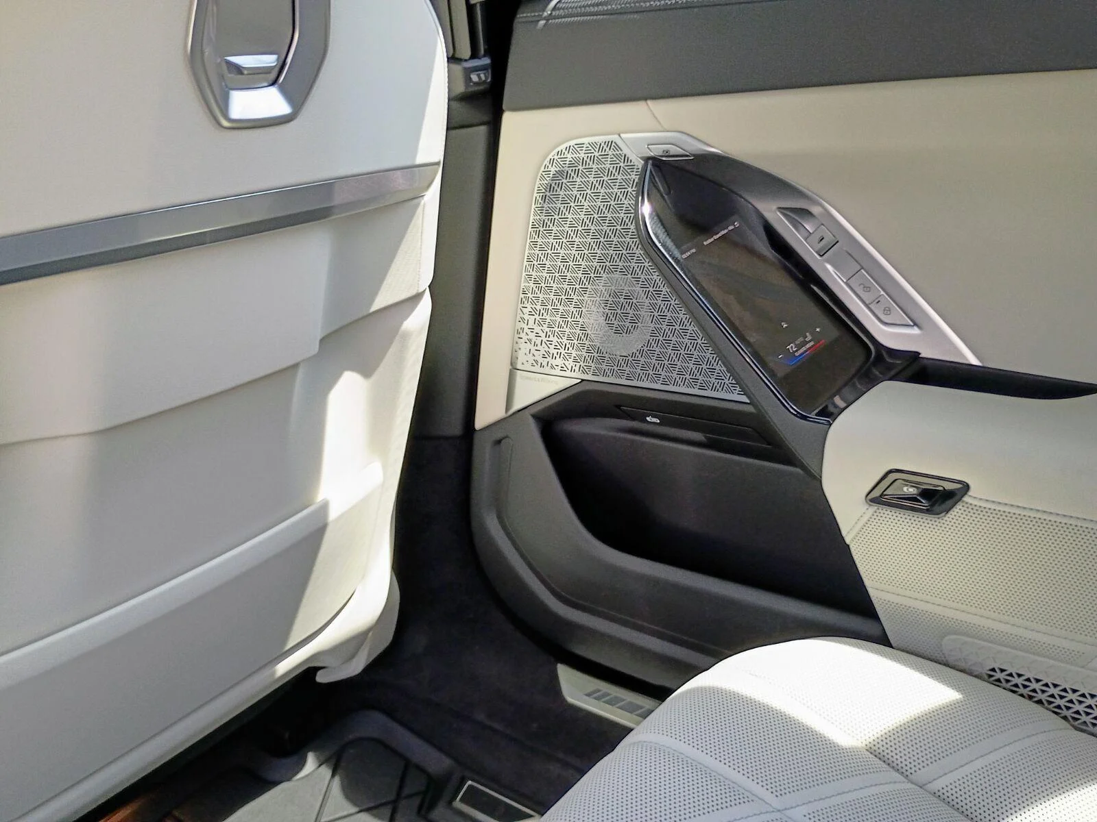 Used 2025 Mineral White Metallic BMW 760i xDrive image 12