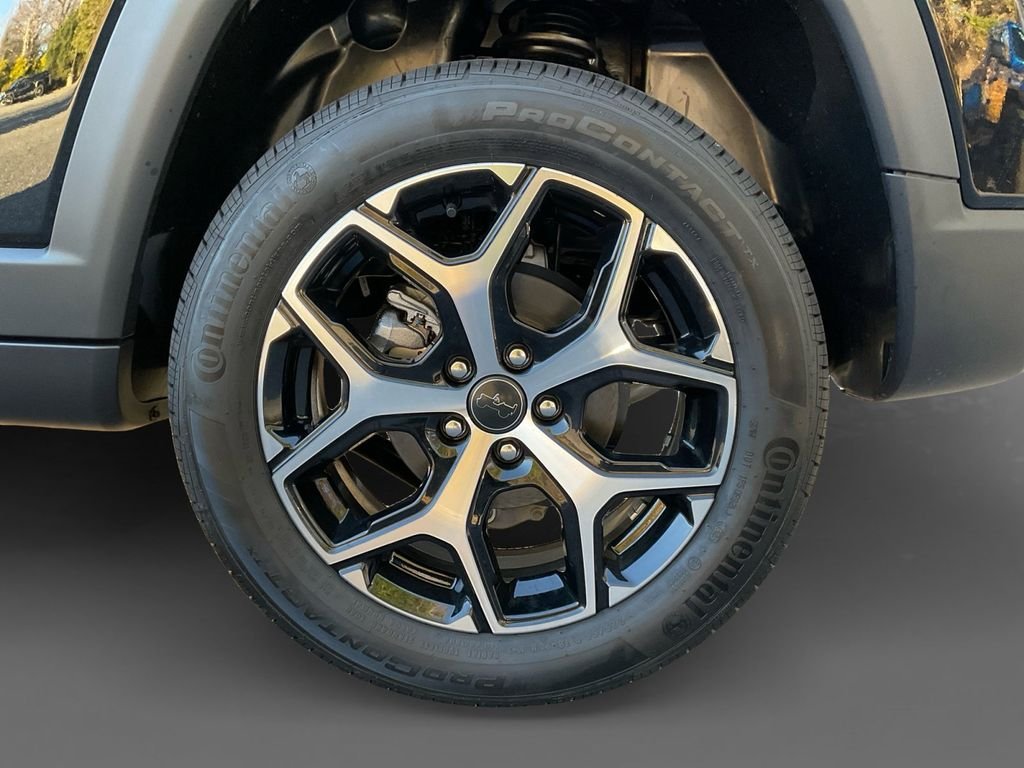 New 2026 Diamond Black Crystal Pearl-Coat Exterior Paint Jeep Limited image 8