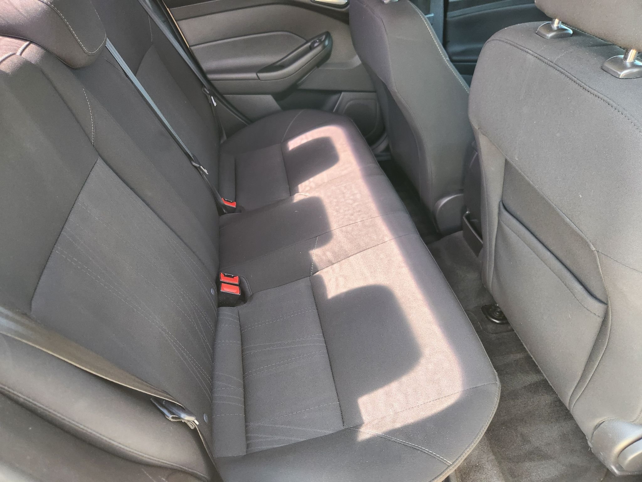Used 2018 White Gold Metallic Ford SE image 32