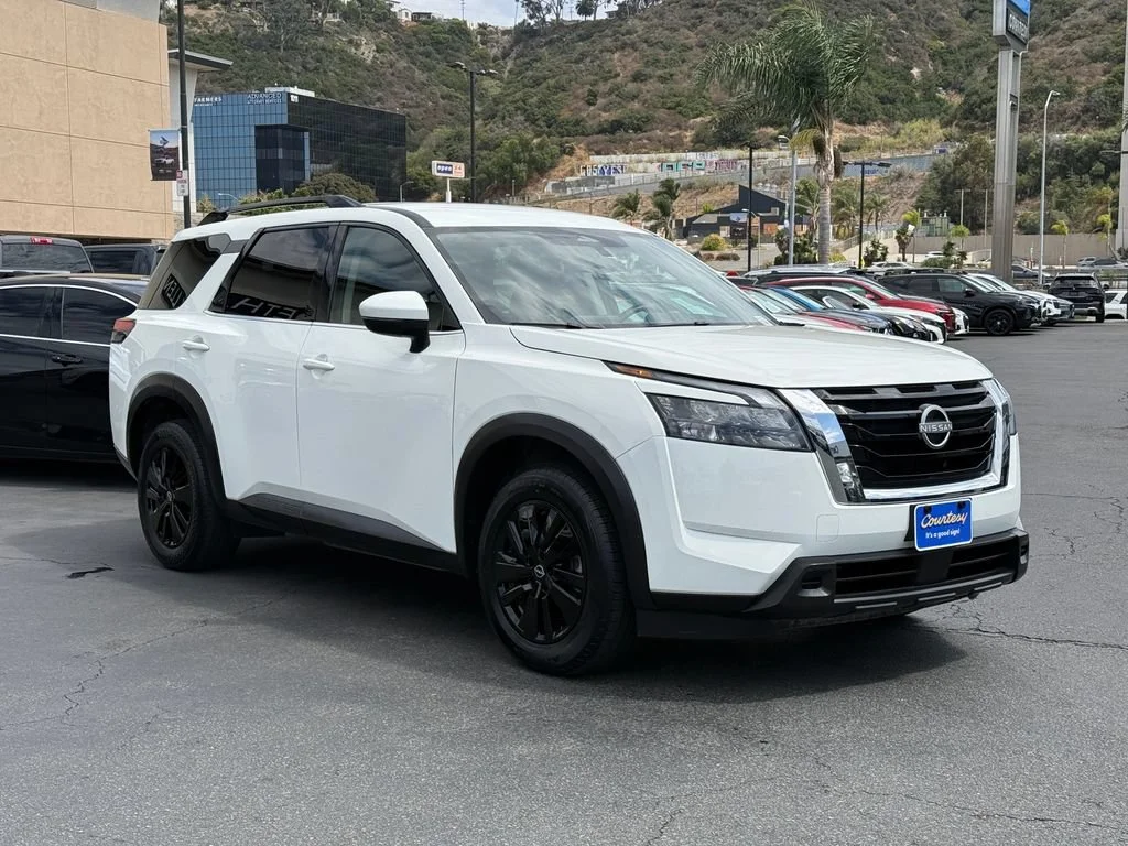 Used 2025 White Nissan SV image 5