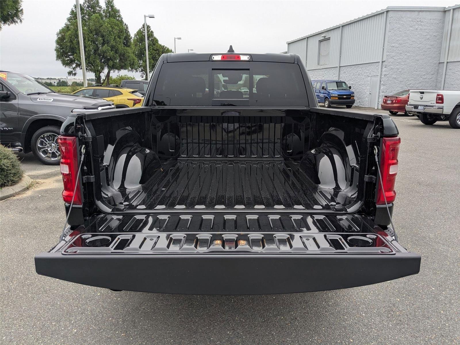New 2026 Diamond Black Crystal Pearl-Coat Exterior Paint RAM Big Horn image 26