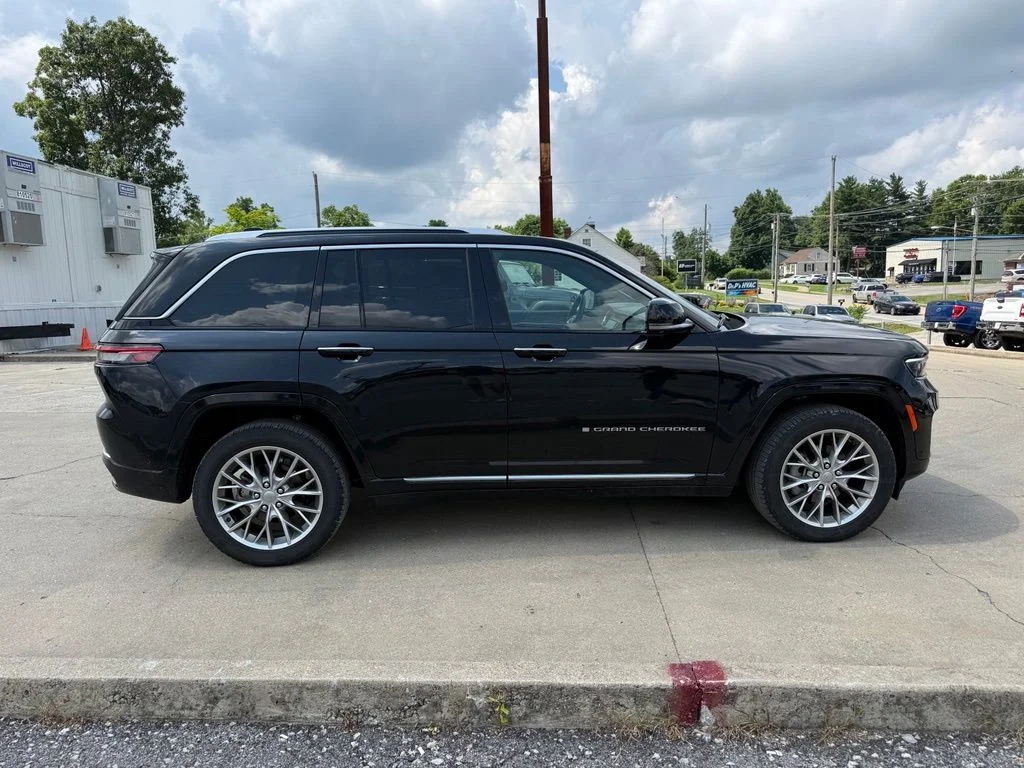 Used 2024 Black Jeep Summit image 5