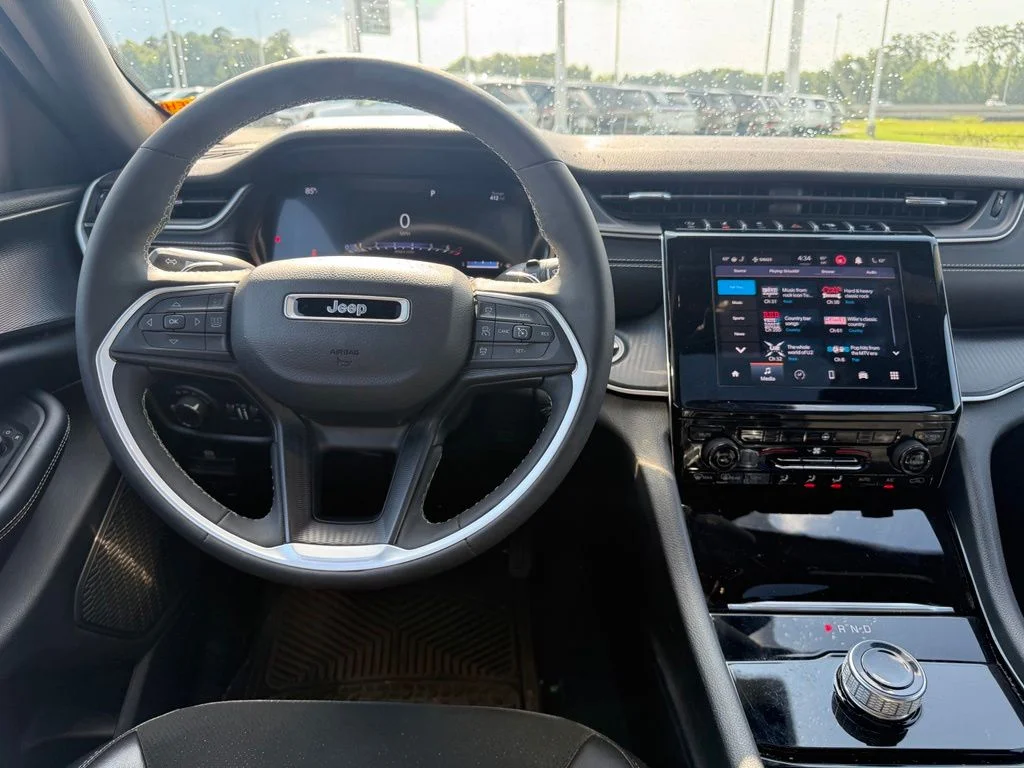 Used 2023 Silver Jeep Altitude image 6