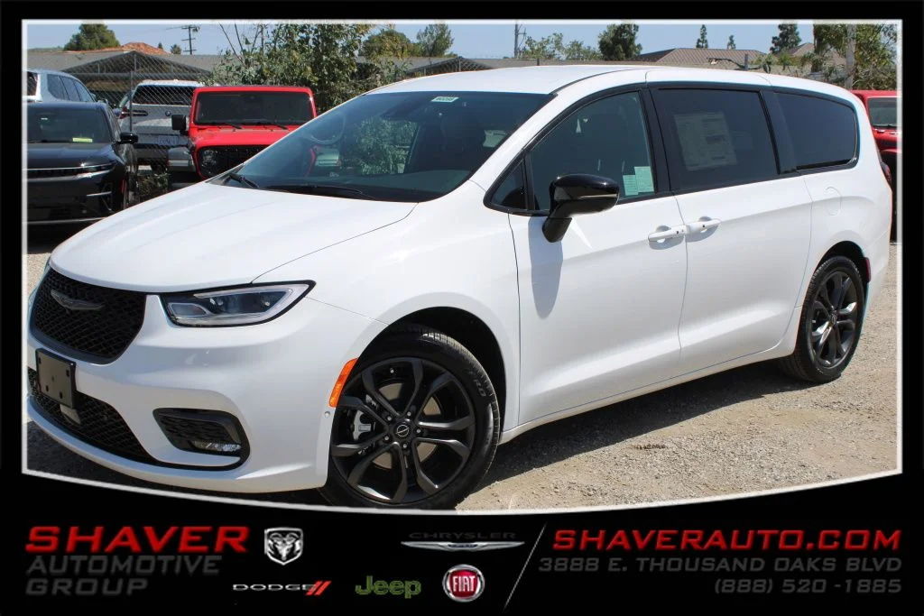 2026 Chrysler Pacifica Select's photo