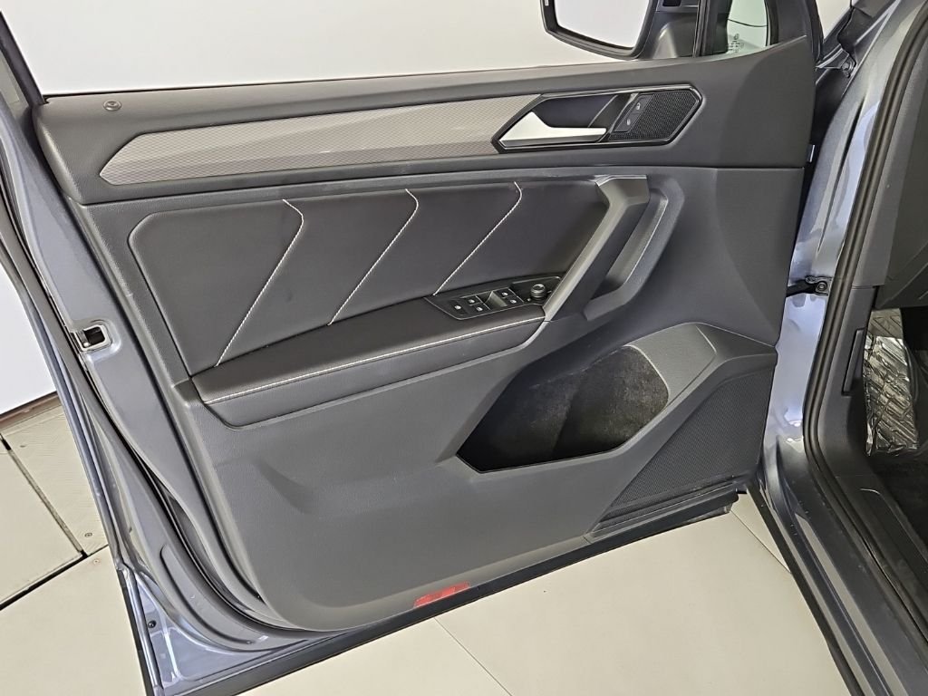 2023 Volkswagen Tiguan SE - Photo 11