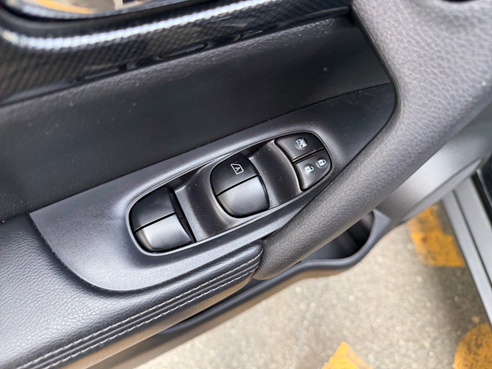 Used 2015 Super Black Nissan SL image 29