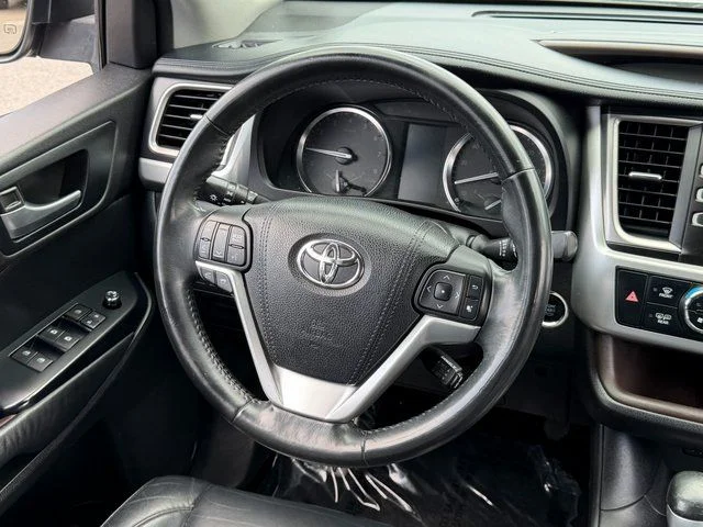Used 2015 Black Toyota XLE V6 image 19