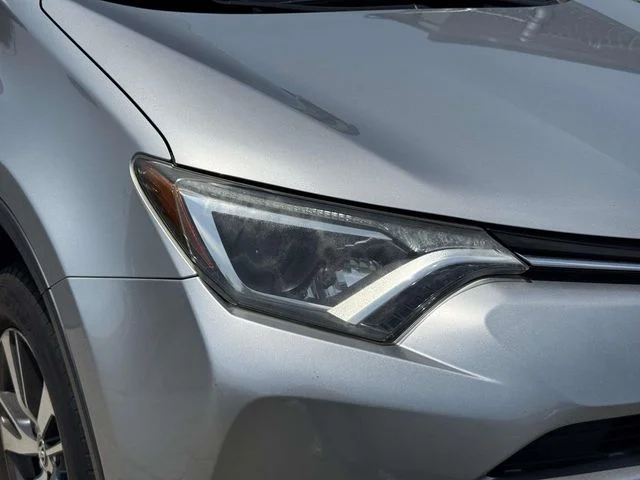 Used 2018 Silver Toyota XLE image 5
