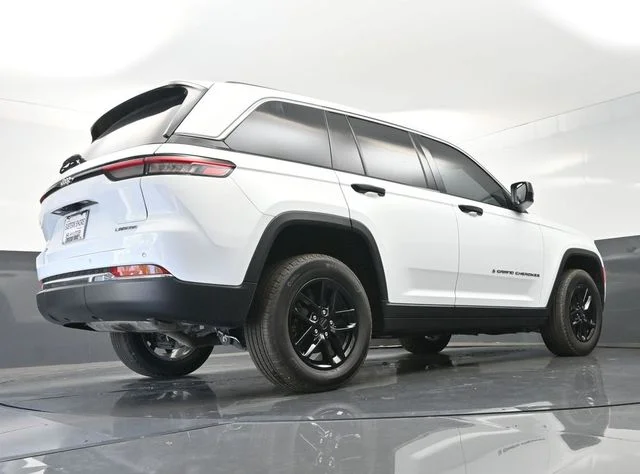 Used 2024 White Jeep Laredo X image 38