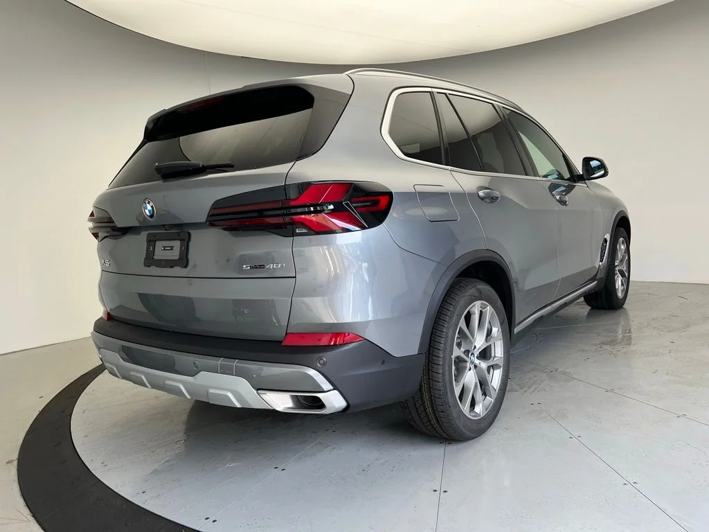 New 2026 Skyscraper Grey Metallic BMW sDrive40i image 3