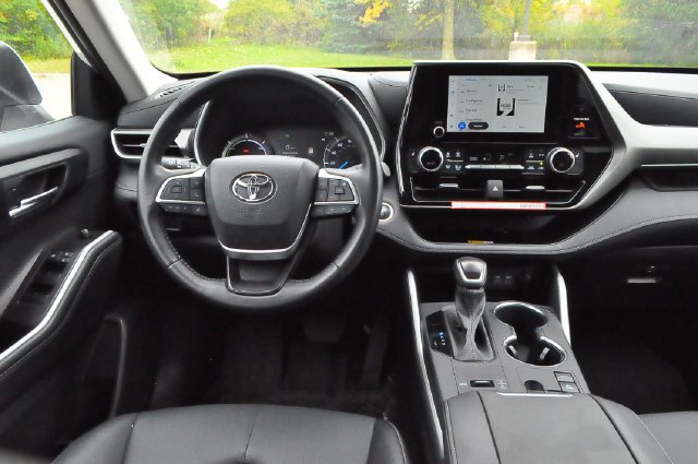 Used 2025 Beige Toyota XLE image 18