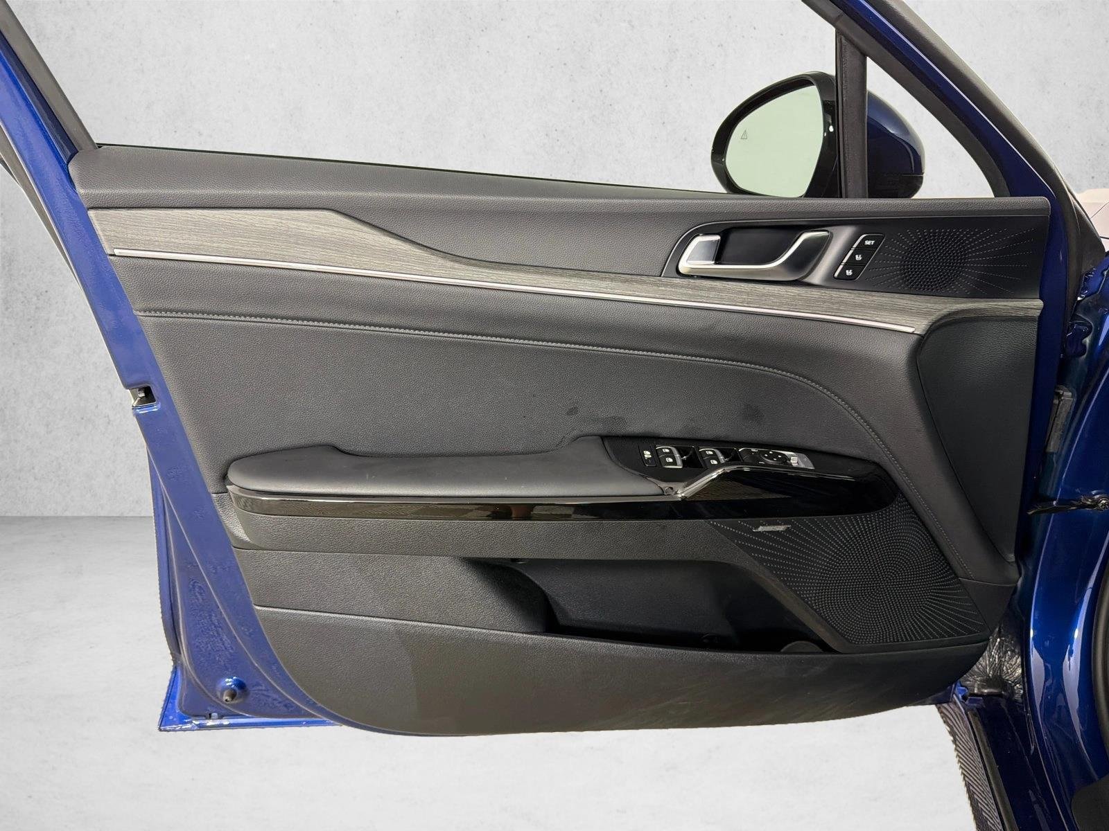 Used 2025 Yacht Blue Kia EX image 12