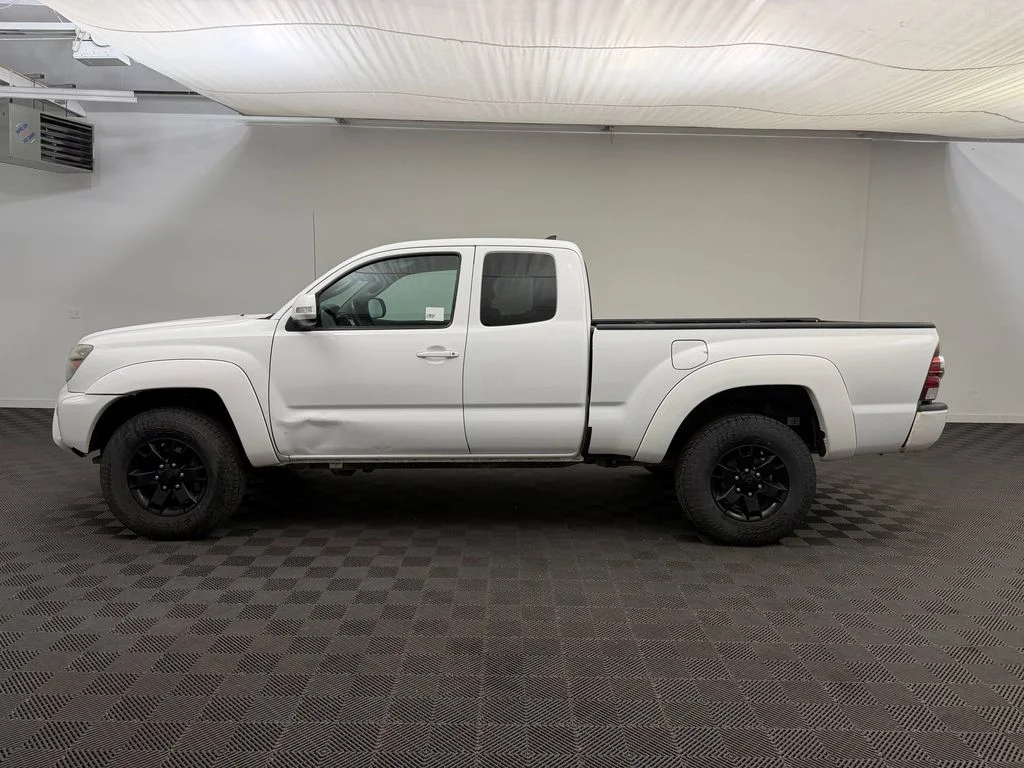 Used 2014 Super White Toyota Base V6 (A5) image 2