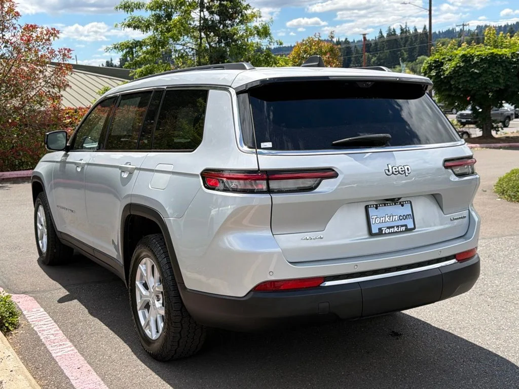 Used 2023 Silver Jeep Limited image 5