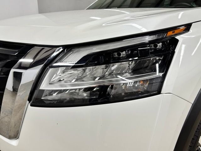 Used 2023 White Nissan Platinum image 9
