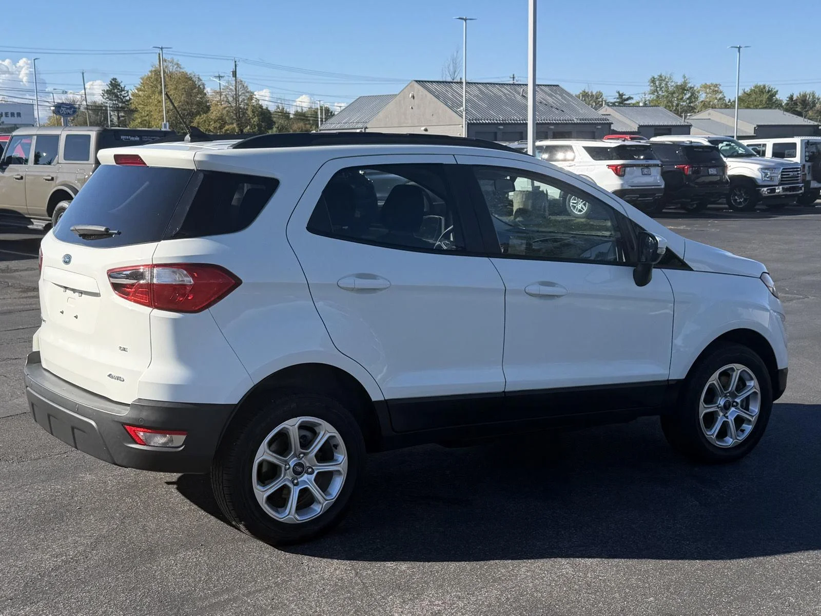 Used 2019 Diamond White Ford SE image 4