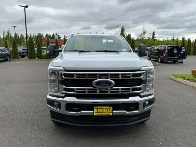 2025 Ford F-350 Super Duty Chassis Cab XLT - Photo 2
