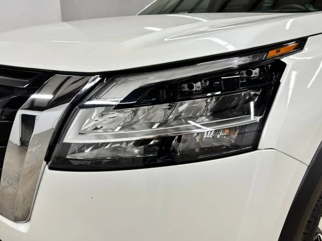 Used 2023 White Nissan Platinum image 9