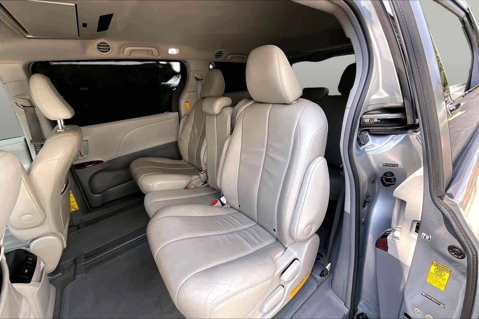 Used 2014 Silver Sky Metallic Toyota XLE image 21
