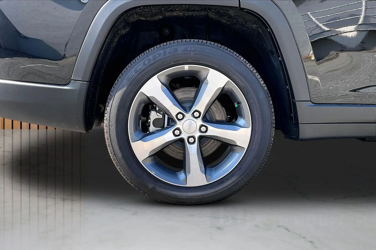 New 2026 Diamond Black Crystal Pearl-Coat Exterior Paint Jeep Limited image 35