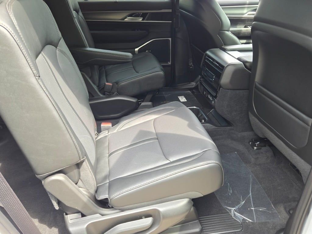 New 2026 Bright White Clear-Coat Exterior Paint Jeep Limited Altitude image 9