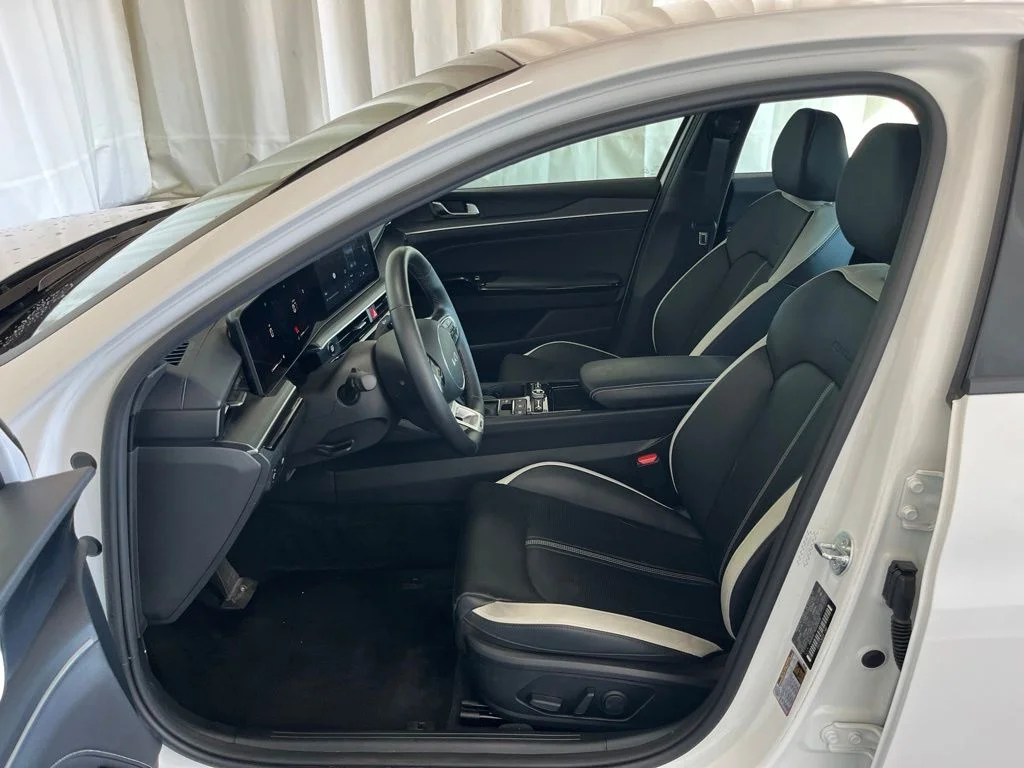 Used 2025 White Kia GT-Line image 3