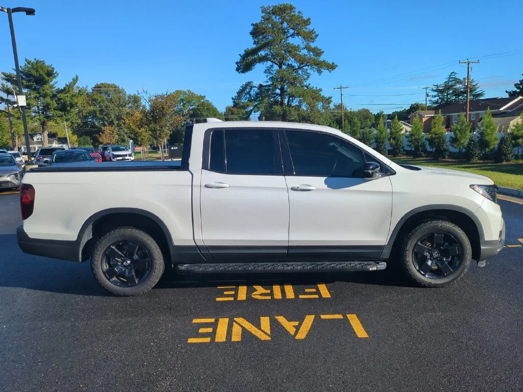 Used 2025  Honda Black Edition image 3