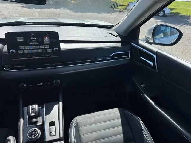 Used 2022 Silver Mitsubishi SE image 22