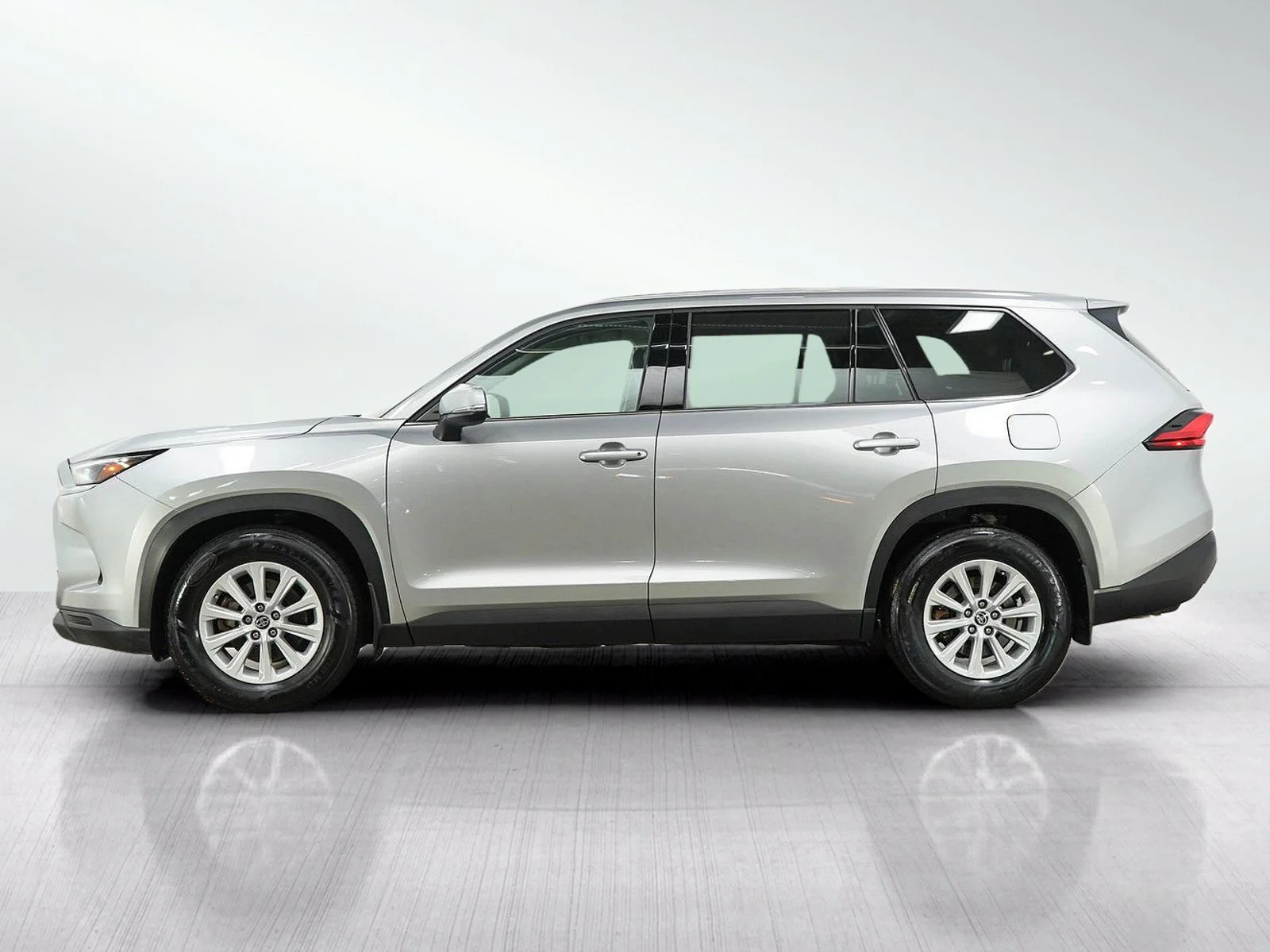 Used 2024 Toyota Grand Highlander XLE with VIN 5TDAAAB57RS030123 for sale in Burnsville, Minnesota