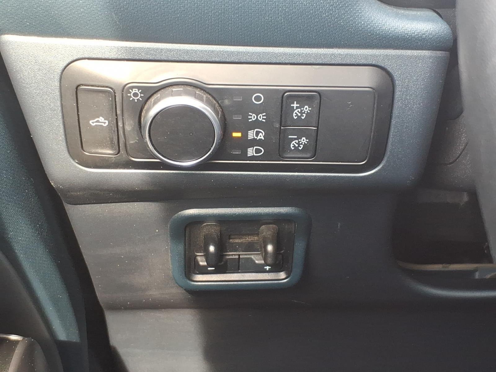 Used 2024 Iconic Silver Metallic Ford LARIAT image 17