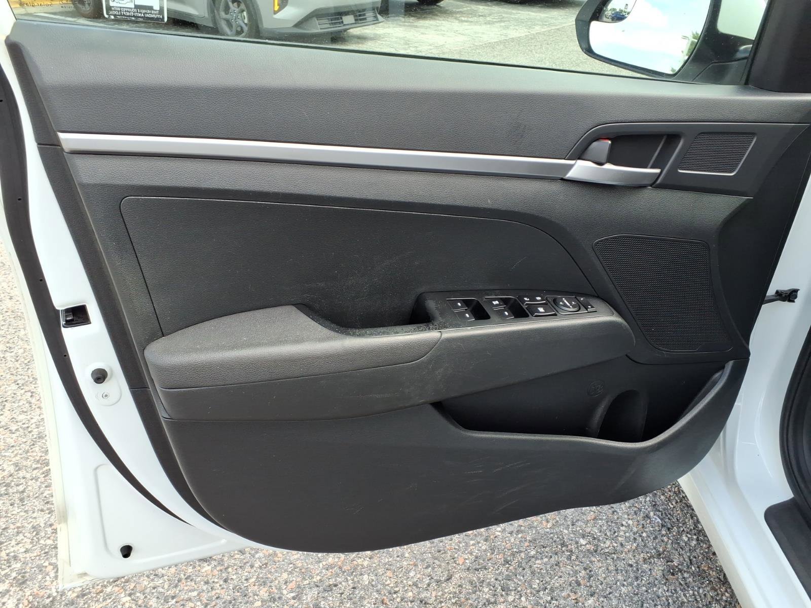 Used 2019 Quartz White Pearl Hyundai SE image 14