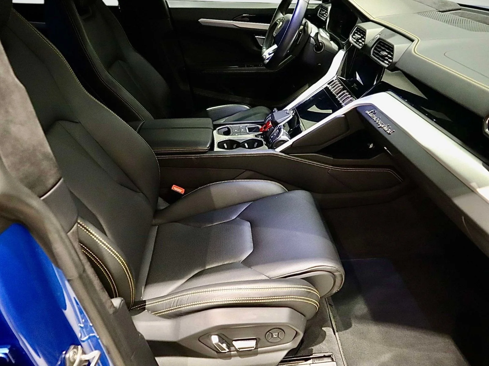 Used 2020 Blu Eleos Metallic Lamborghini  image 16
