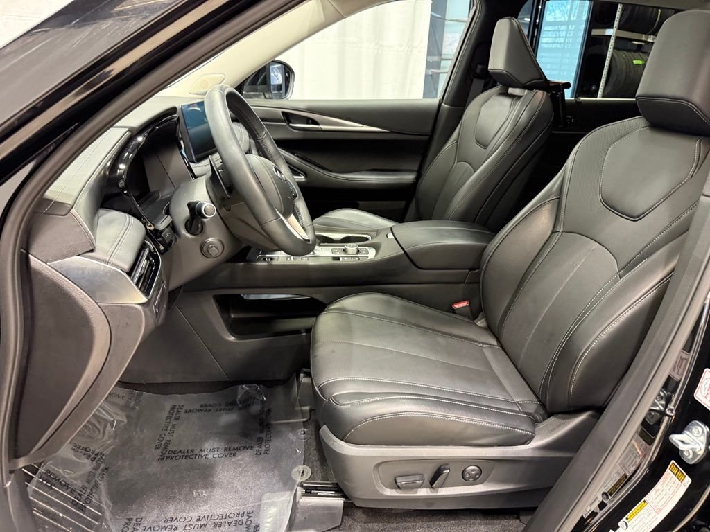 Certified Used 2026 Mineral Black INFINITI LUXE image 16