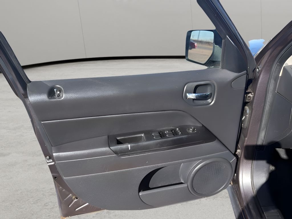 Used 2015 Granite Crystal Metallic Clearcoat Jeep Latitude image 15