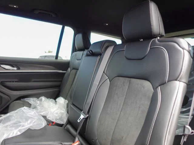 New 2026 Diamond Black Crystal Pearl-Coat Exterior Paint Jeep Altitude image 24