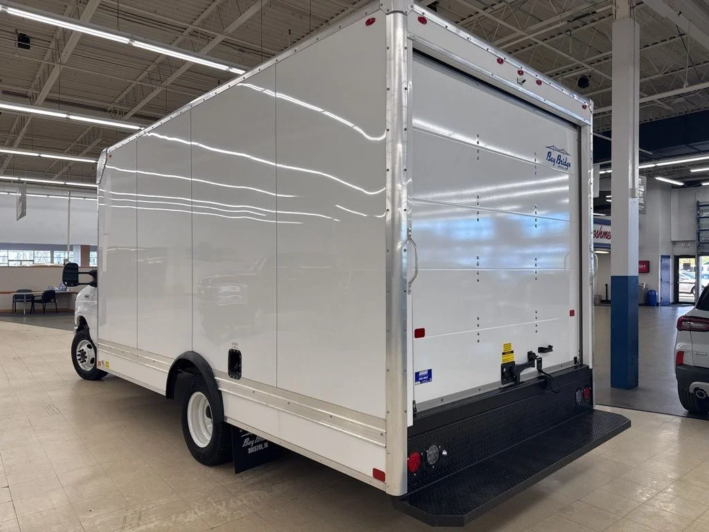 New 2025 Oxford White Ford E-350 SRW image 5