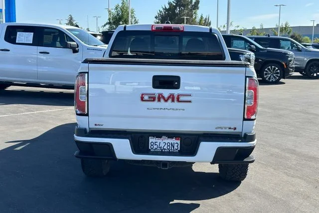 Used 2022 SUMMIT WHITE GMC 4WD AT4 w/Cloth image 9