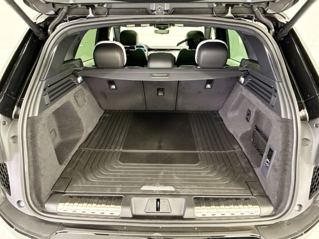 New 2026 Santorini Black Land Rover Dynamic SE image 27