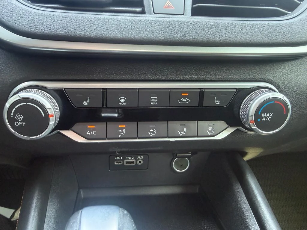 Used 2020 Red Nissan 2.5 SR image 28