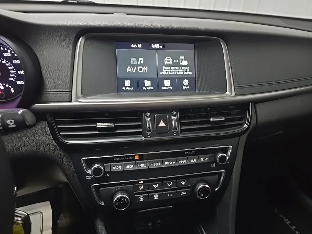 Used 2018 White Kia LX image 24