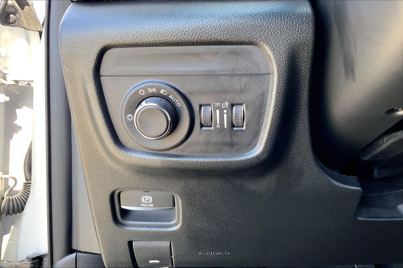 Used 2025 Silver Zynith Jeep Laredo image 33
