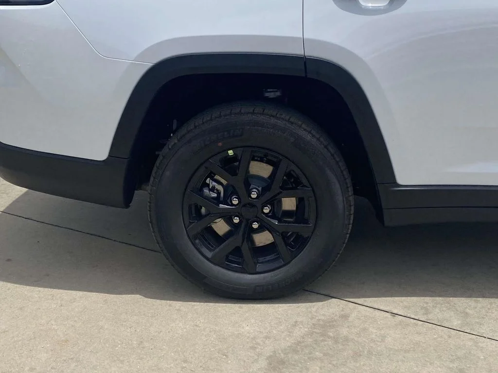 New 2026 Bright White Clear-Coat Exterior Paint Jeep Laredo Altitude image 8