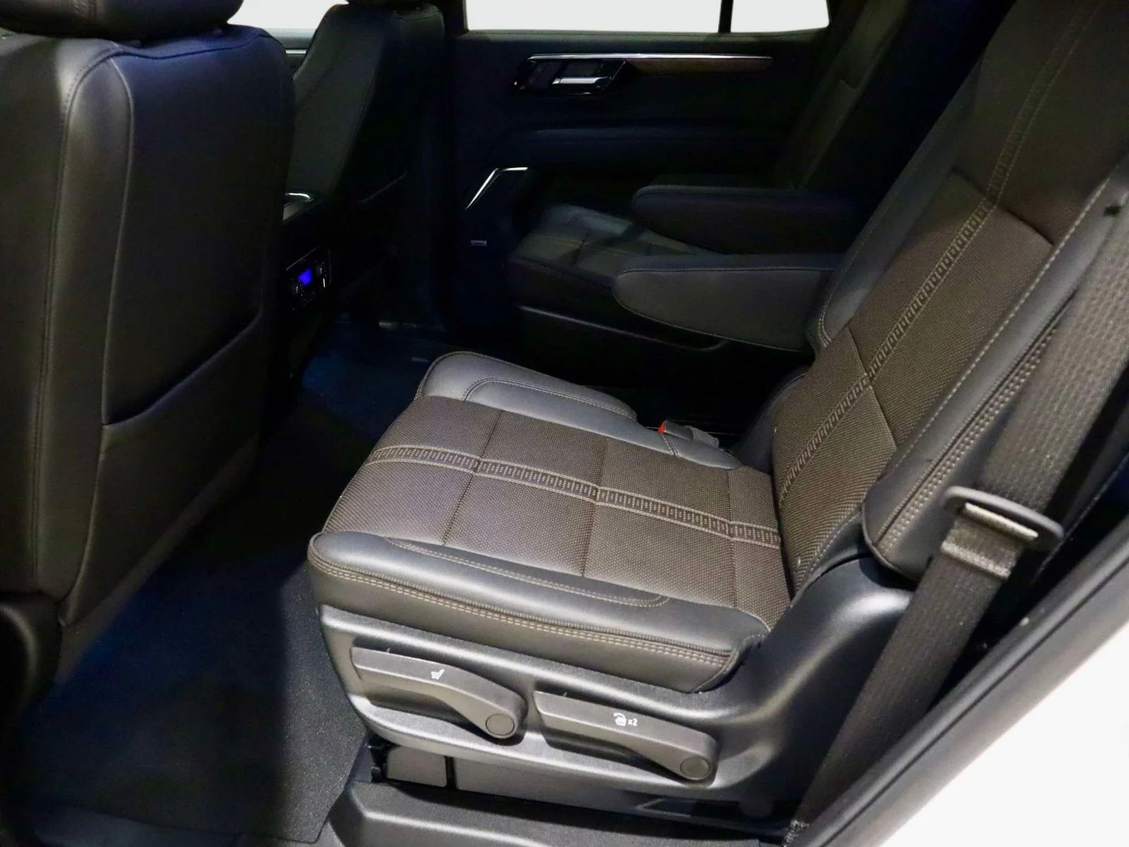 Used 2025 Iridescent Pearl Tricoat Chevrolet High Country image 19