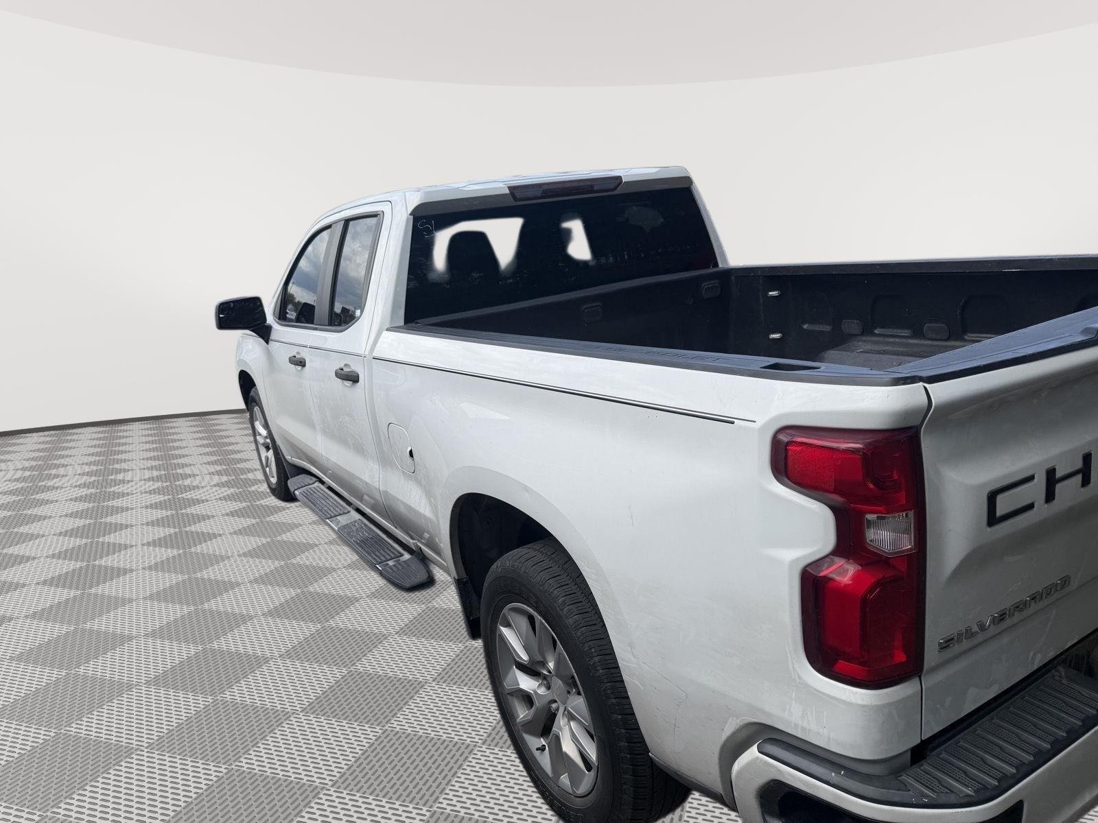 Used 2019 Silver Ice Metallic Chevrolet Custom image 4