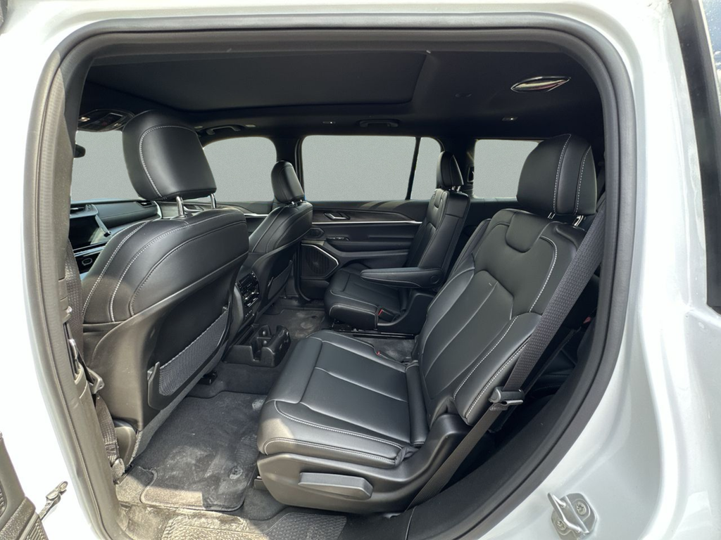 New 2026 Bright White Clear-Coat Exterior Paint Jeep Limited image 28