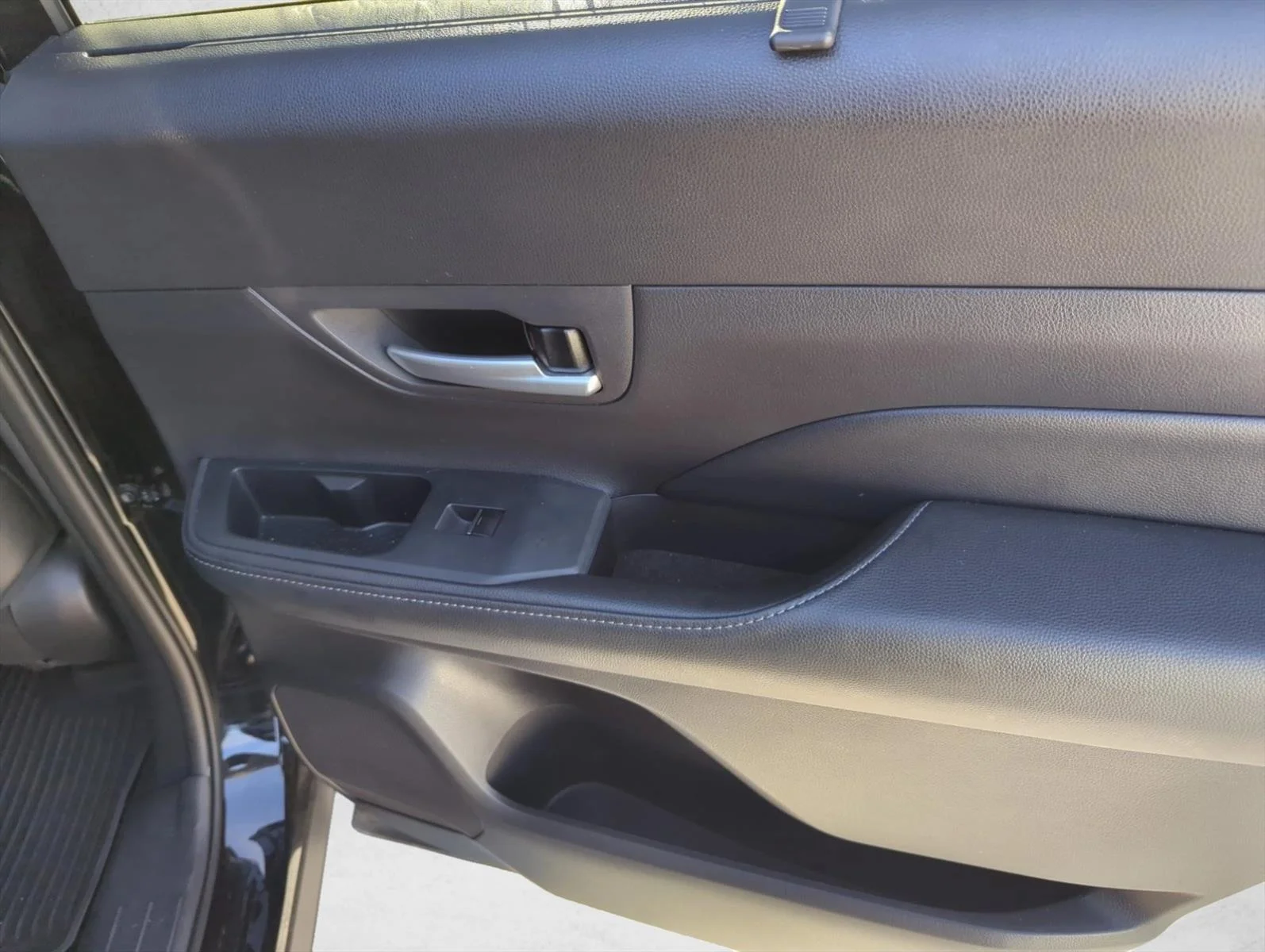 Used 2025 Midnight Black Metallic Toyota XLE image 28